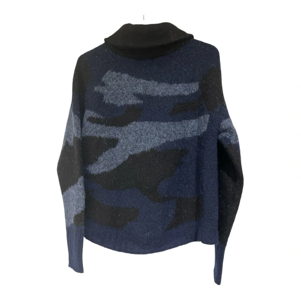 NEW Aqua Bloomingdale’s Women’s Knit Turtleneck Sweater Blue Camouflage - size M - Picture 2 of 3